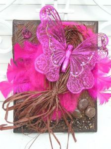 Voir le détail de cette oeuvre: papillon rose sur fond chocolat